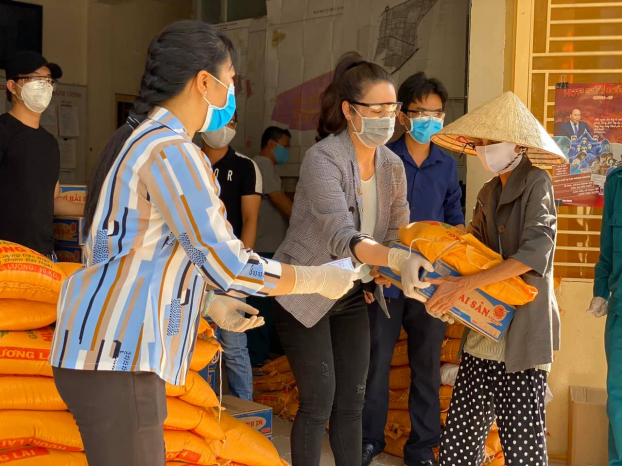 Nhật Kim Anh tặng 3 tấn gạo cho các gia đình khó khăn, người bán vé số giữa dịch COVID-19 5
