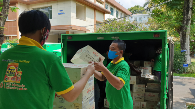   Từng thùng sữa NuitiFood đang được bốc dỡ trao tặng cho bệnh viện Bệnh Nhiệt đới TP.HCM  