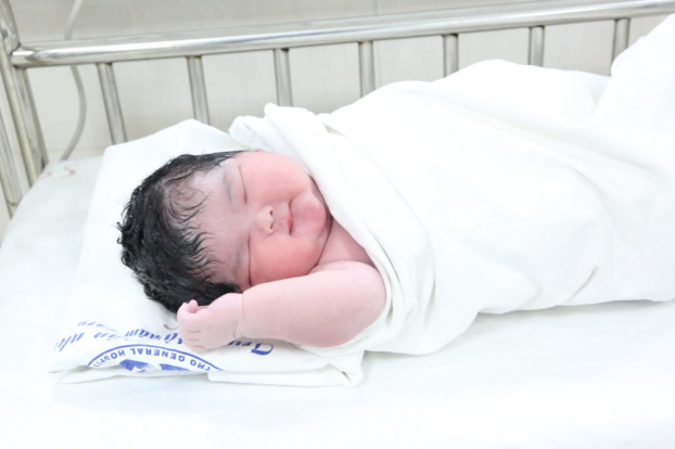   Bé gái chào đời nặng 6 kg tại bệnh viện tuyến tỉnh  