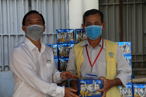   Bệnh nhân đang điều trị tại Bênh viện Chợ Rẫy vui mừng khi nhận được sữa từ đại diện của NutiFood trao tặng  