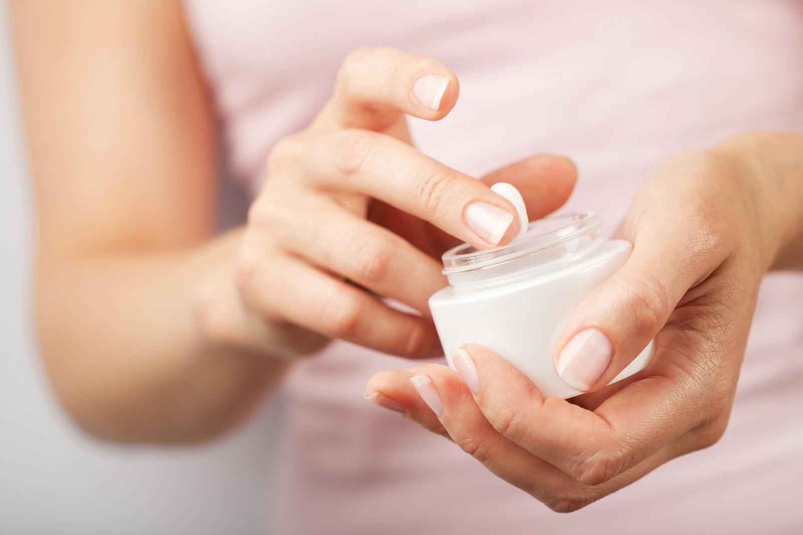   Sau khi rửa mặt, bạn nên thoa kem dưỡng luôn để hấp thu tốt nhất các dưỡng chất trên da  