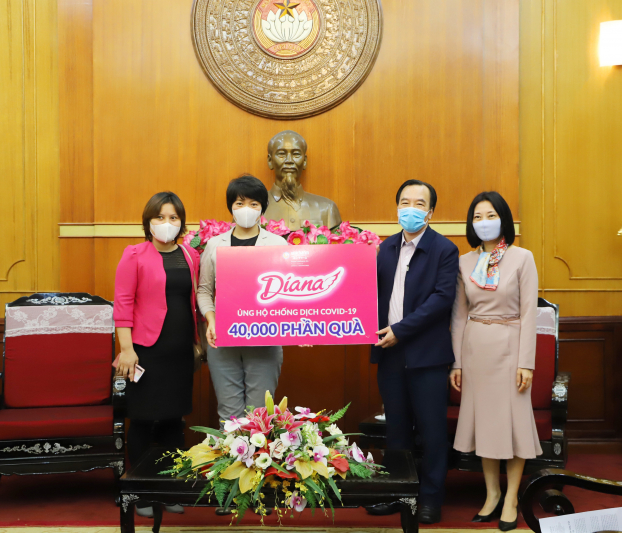   Bà Eriko Sato – Trưởng phòng Tiếp thị Người tiêu dùng của Diana Unicharm – trao tặng 40000 phần quà tới Đại diện Ủy ban MTTQ Việt Nam  