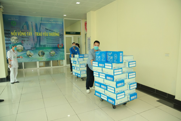   Tập đoàn TH tặng sữa cho đội ngũ y bác sỹ ở Bệnh viện Bạch Mai (Hà Nội).  