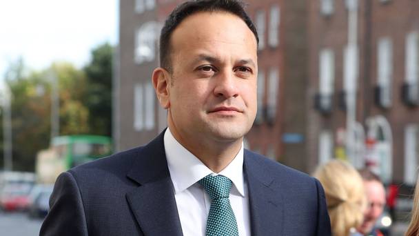   Thủ tướng Ireland tham gia chống dịch COVID-19 với tư cách là một bác sĩ  