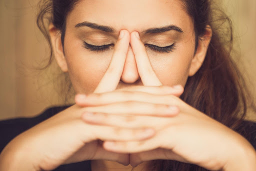   Sờ tay lên mặt là một trong những thói quen xấu khiến bạn dễ bị ốm  