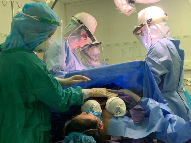   Thai phụ T sinh 2 bé trong khu cách ly bệnh viện Sản Nhi Quảng Ninh.  