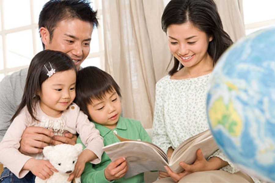   Cha mẹ nên giành thời gian đọc sách cùng con để các con nhận ra tình cảm yêu thương gia đình  
