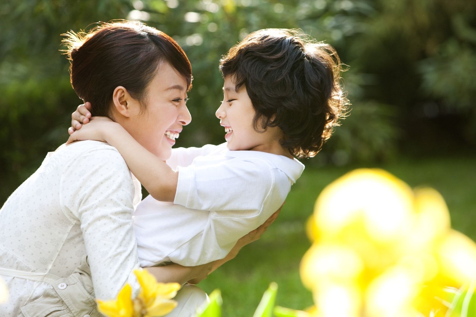   Cha mẹ hãy sử dụng ngôn ngữ cơ thể để biểu lộ tình cảm yêu thương dành cho con  