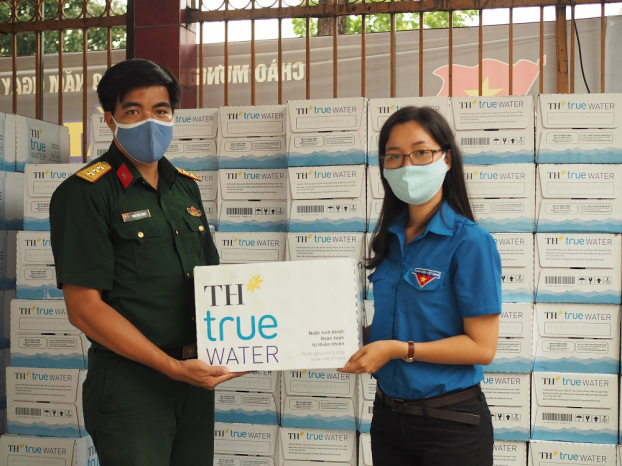   Sản phẩm nước tinh khiết TH true WATER được trao tặng đến lực lượng hậu cần và tình nguyện viên tại các khu cách ly trên địa bàn TP.HCM.  