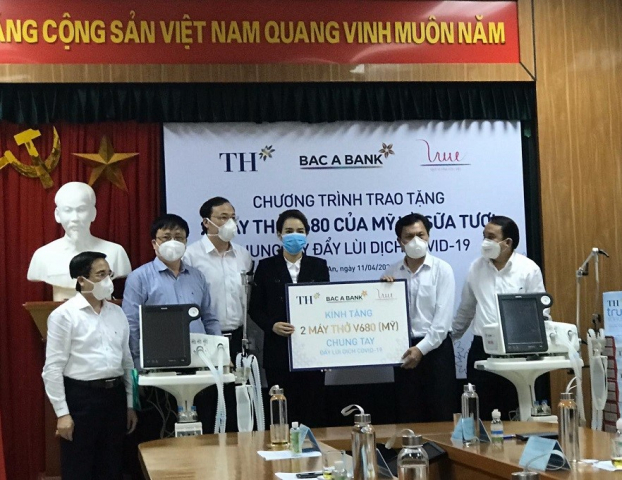   Bà Trần Thị Như Trang (đại diện tập đoàn TH - Giám đốc Quỹ Vì Tầm vóc Việt) trao tặng hai máy thở cho đại diện Bệnh viện Đa khoa Nghệ An.  