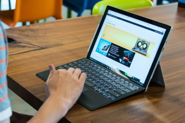   Surface Pro là dòng sản phẩm được giới doanh nhân và người làm văn phòng lựa chọn nhờ thiêt kế đa dụng  