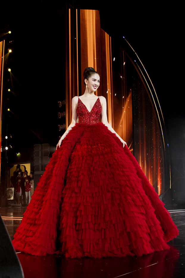 Sao Việt đọ sắc khi mặc đầm đỏ: Nhã Phương xinh như công chúa, Hari Won đẹp tựa nữ thần 4