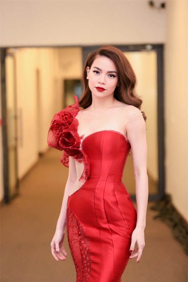 Sao Việt đọ sắc khi mặc đầm đỏ: Nhã Phương xinh như công chúa, Hari Won đẹp tựa nữ thần 0