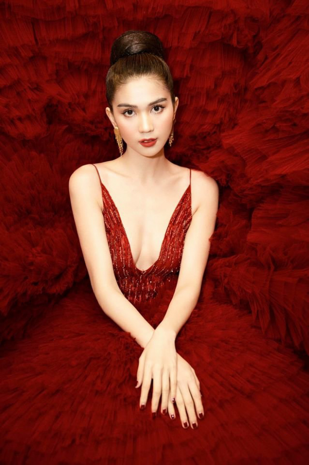 Sao Việt đọ sắc khi mặc đầm đỏ: Nhã Phương xinh như công chúa, Hari Won đẹp tựa nữ thần 5
