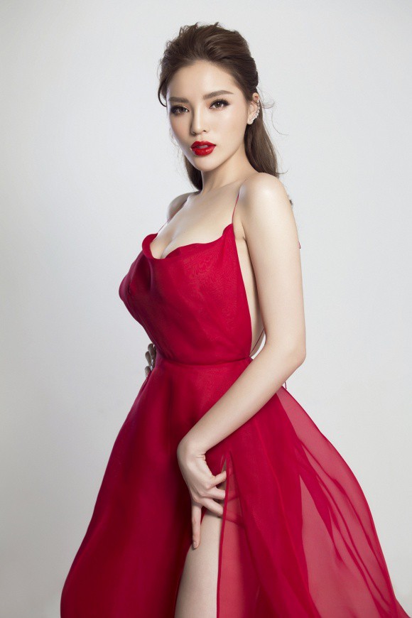 Sao Việt đọ sắc khi mặc đầm đỏ: Nhã Phương xinh như công chúa, Hari Won đẹp tựa nữ thần 10