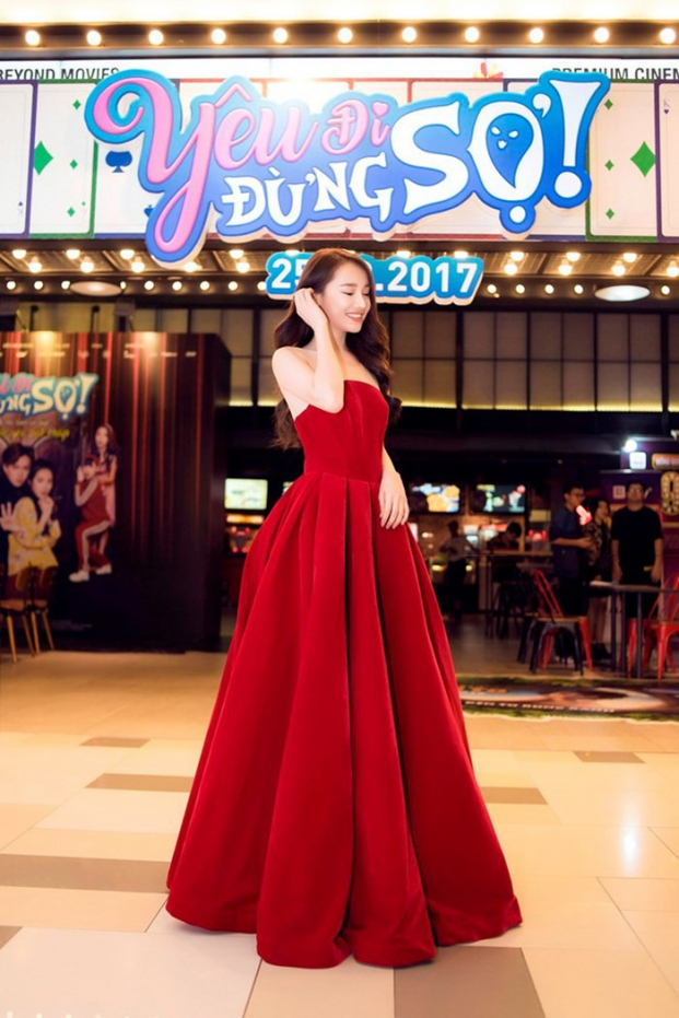 Sao Việt đọ sắc khi mặc đầm đỏ: Nhã Phương xinh như công chúa, Hari Won đẹp tựa nữ thần 3