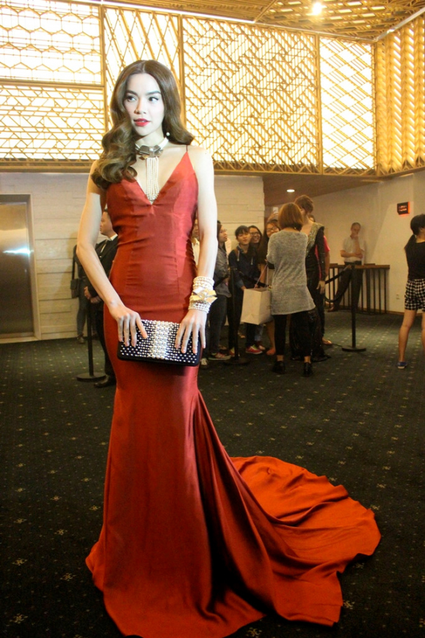Sao Việt đọ sắc khi mặc đầm đỏ: Nhã Phương xinh như công chúa, Hari Won đẹp tựa nữ thần 1