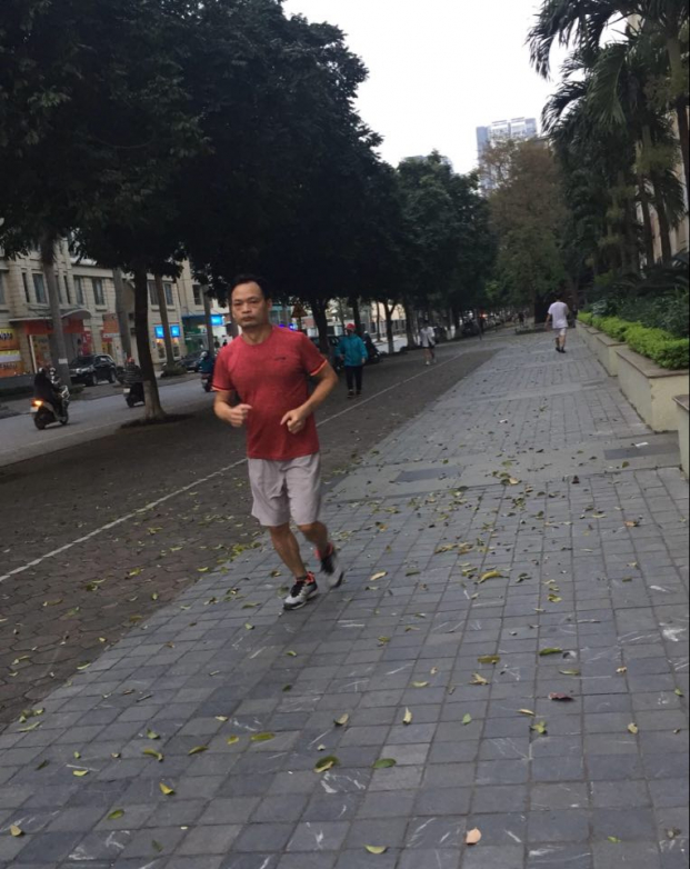   Một người đàn ông không mang khẩu trang khi đi ra ngoài chạy bộ trong mùa dịch COVID-19  