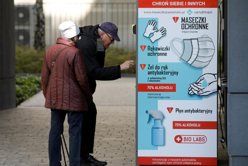   Tin tức y tế thế giới ngày 11/4: Máy bán khẩu trang trên đường phố Ba Lan  