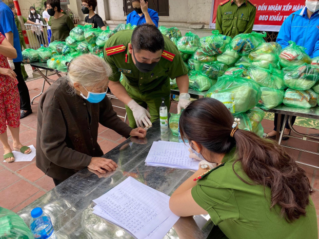 Hà Nội: Công an phường trích lương mua gạo, mỳ tôm tặng người dân ảnh hưởng COVID-19 0