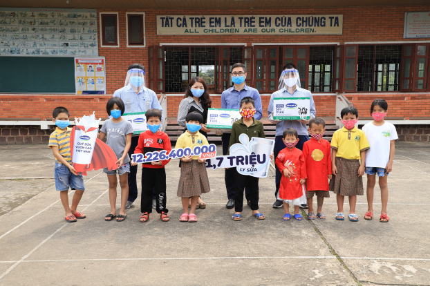   Các em nhỏ Làng trẻ em SOS Thành phố Vinh rất hào hứng khi được các cô chú nhà máy sữa Nghệ An đến thăm và tặng sữa.  