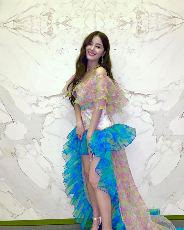 Rosé 'chặt đẹp' Park Min Young cùng 'bông hồng lai' khi đụng độ váy áo 8