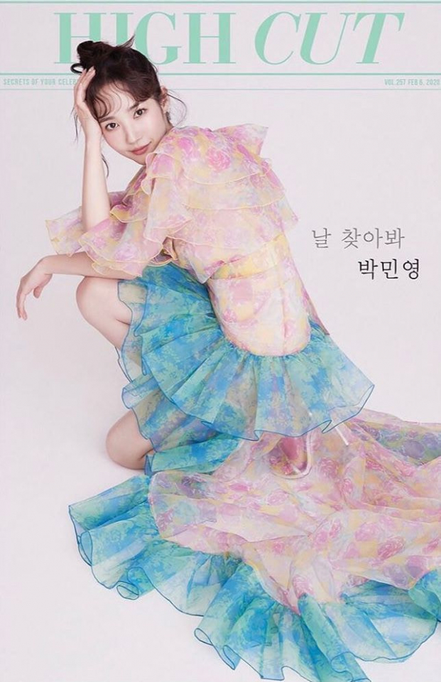 Rosé 'chặt đẹp' Park Min Young cùng 'bông hồng lai' khi đụng độ váy áo 4