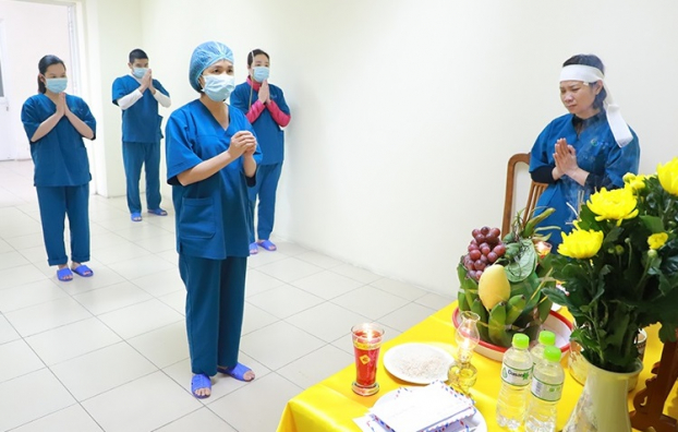   Lãnh đạo và cán bộ, nhân viên Bệnh viện số 2 đã đến thắp hương, chia buồn, động viên điều dưỡng Hoàng Thị Thu Hương  