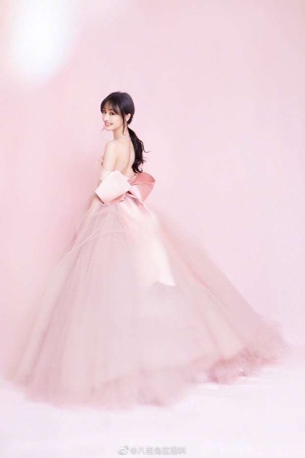 Không xuống dốc như Dương Mịch Nhiệt Ba duy trì phong độ mặc đẹp liên tục  khiến netizen dậy sóng vì style thảm đỏ như công chúa  GUUvn