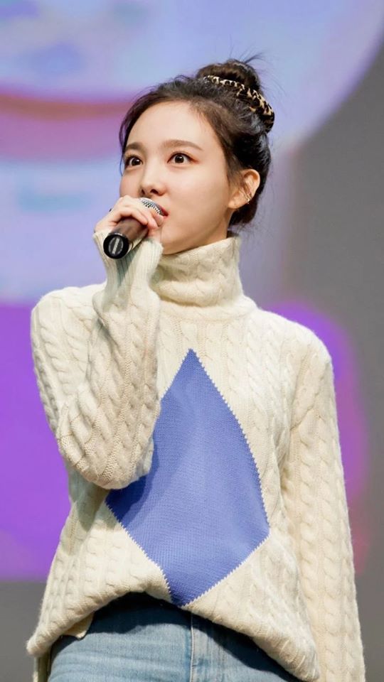 7 idol Kpop mặc áo cao cổ đẹp: V như hoàng tử, Lisa giản dị nhưng sang chảnh ngút ngàn 7