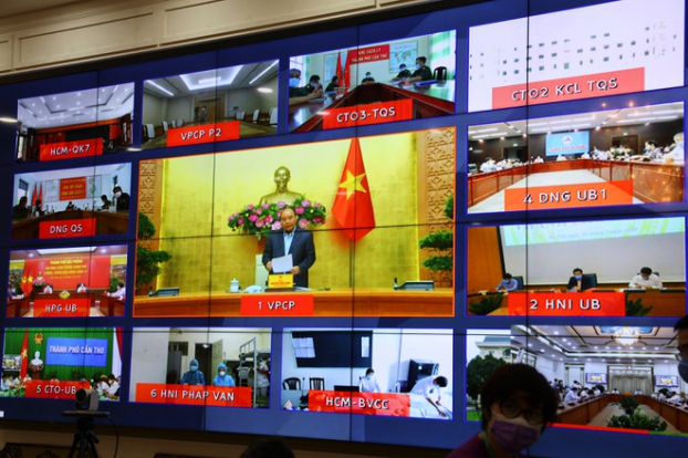   Thủ tướng Nguyễn Xuân Phúc chủ trì buổi họp trực tuyến Chính phủ. Ảnh: Trung tâm báo chí TP.HCM.  