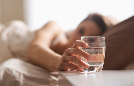   Uống nước ấm giúp giảm đau, lưu thông máu và giúp ngủ ngon hơn. Ảnh minh họa  