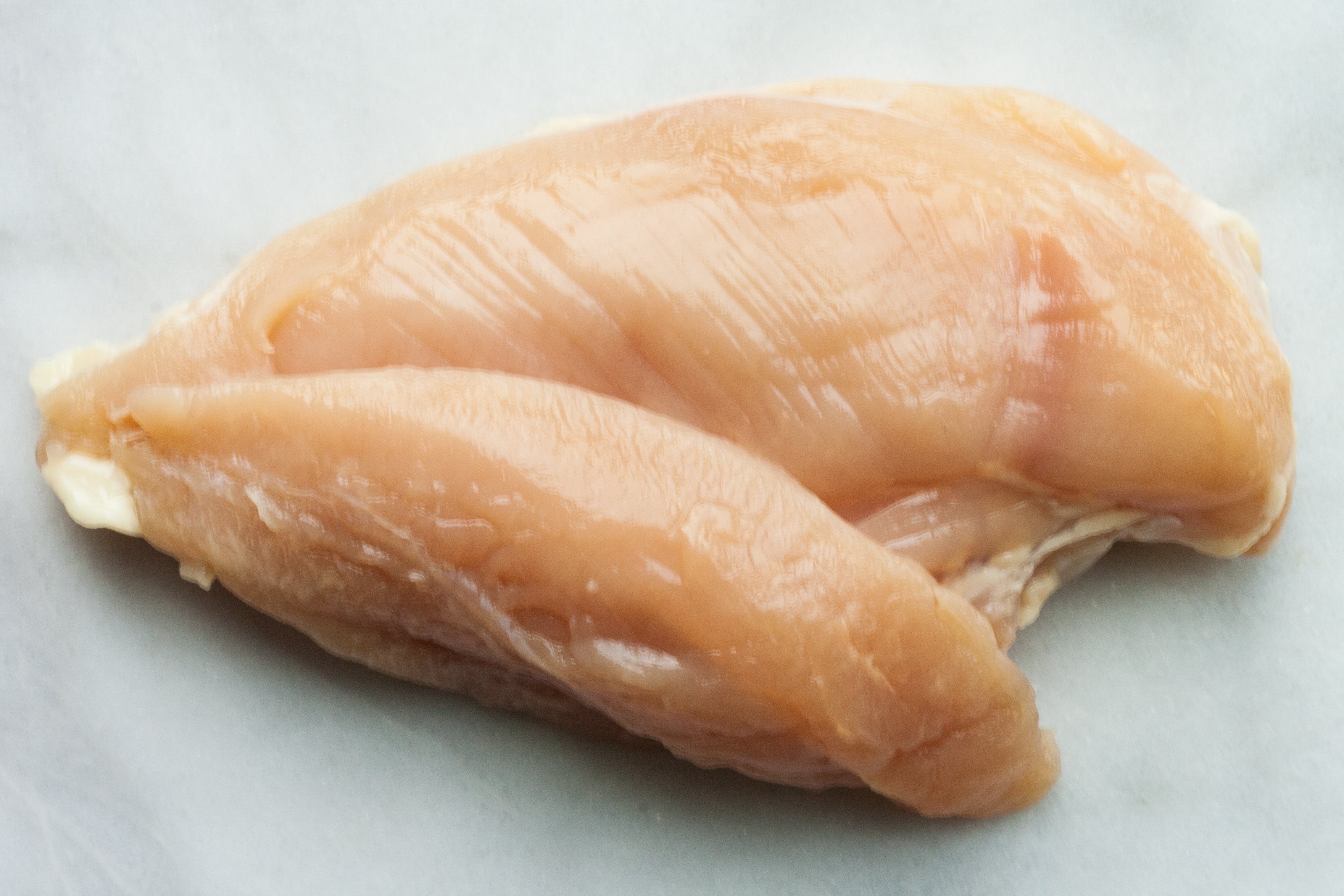   Ức gà là một trong nhiều loại thực phẩm giàu protein giúp tăng cường cơ bắp hiệu quả  