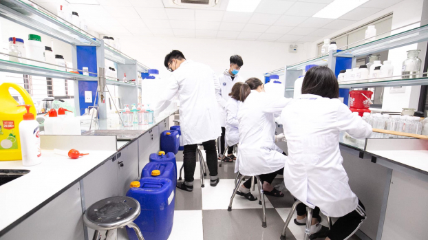   Sinh viên Đại học Phenikaa tham gia điều chế dung dịch rửa tay kháng khuẩn khô theo tiêu chuẩn WHO trong công tác phòng chống dịch COVID-19  
