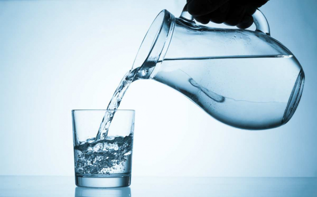   Mỗi ngày uống 8 - 10 cốc nước sẽ giúp cơ thể khỏe mạnh, tăng khả năng phòng ngừa COVID-19. Ảnh minh họa  