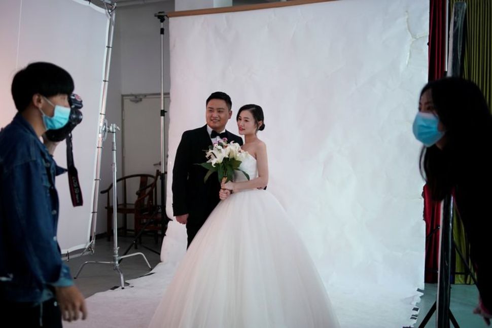   Peng và Yao đi chụp ảnh cưới  
