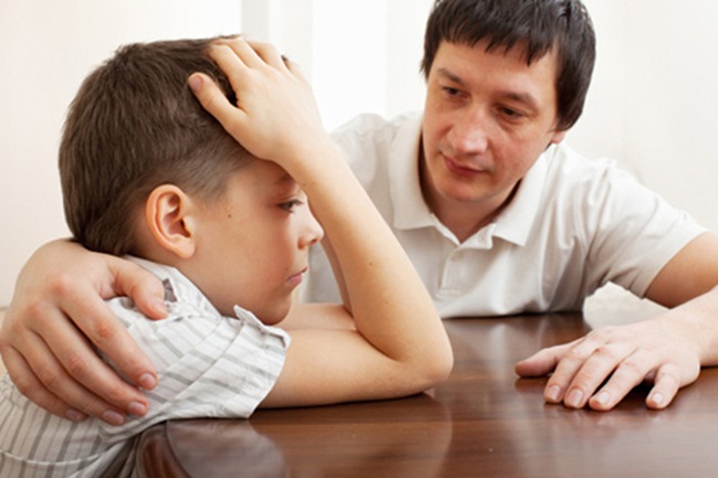   Khi dạy con trai, bố mẹ nên biết cách khuyến khích con bộc lộ cảm xúc bằng sự lắng nghe  