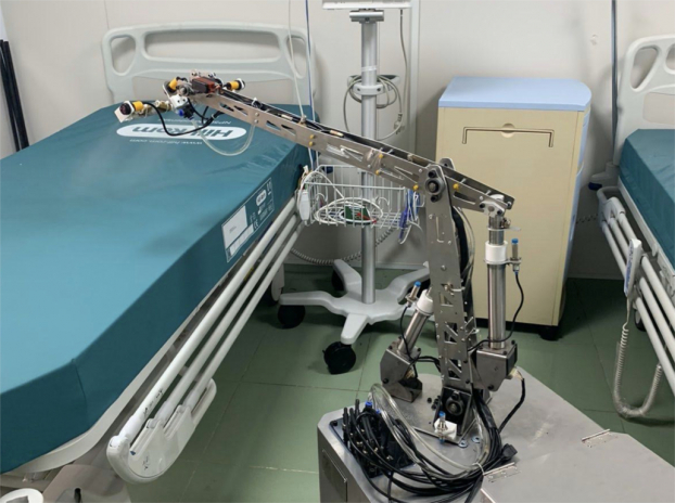   Robot đang khử trùng giường bệnh trong phòng cách ly áp lực âm tại BV dã chiến Củ Chi  
