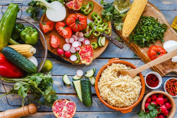   Ăn đa dạng các loại thực phẩm, tăng cường nhiều rau xanh và hoa quả giúp nâng cao thể trạng, tăng sức đề kháng cho cơ thể. Ảnh minh họa  
