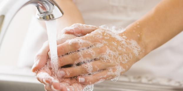   Rửa tay thường xuyên bằng xà phòng, dưới vòi nước sạch là biện pháp hữu hiệu phòng ngừa COVID-19. Ảnh minh họa  