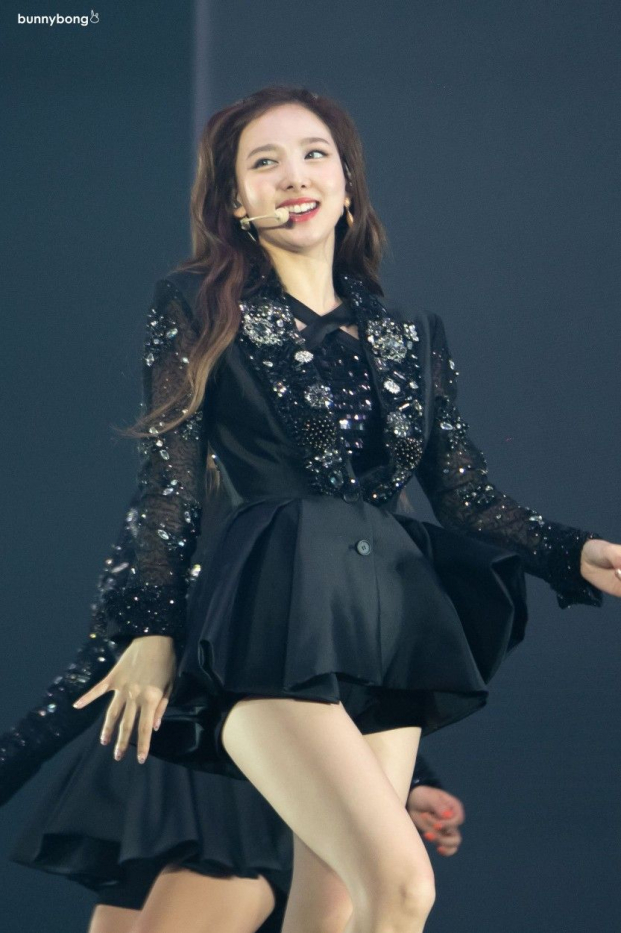 10 idol mặc đồ đen đẹp nhất Kpop: Jennie đẹp như thiên thần, Jimin quyến rũ nghẹt thở 1