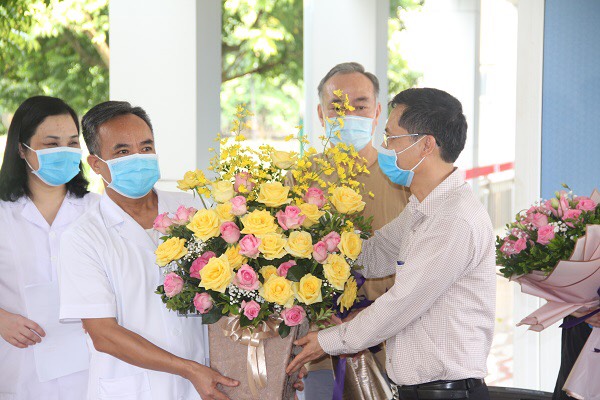   Bệnh nhân COVID-19 khỏi bệnh tặng hoa cho các bác sĩ bệnh viện Đa khoa Ninh Bình.  