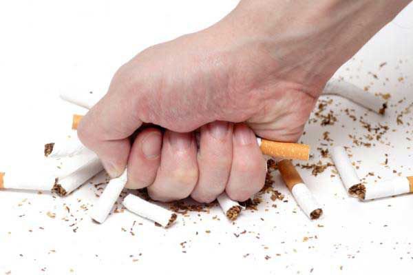   Cách phòng tránh đau tim đó là bỏ hút thuốc lá  