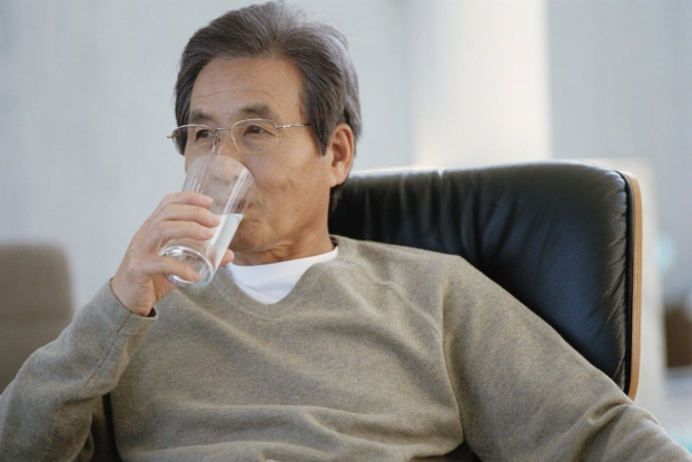   Người cao tuổi nên uống đủ nước mỗi ngày, uống nước đun sôi và nên uống nước ấm để giúp cơ thể luôn khỏe mạnh. Ảnh minh họa  