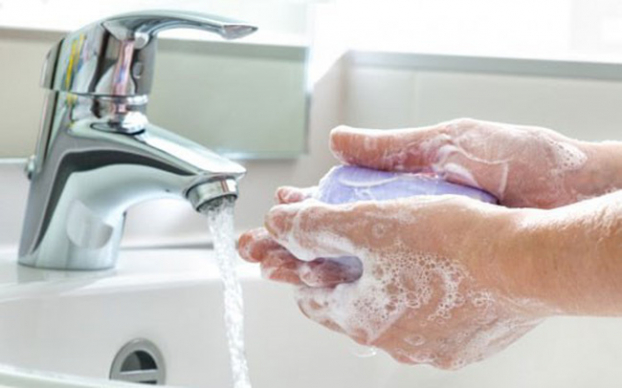   Rửa tay bằng xà phòng dưới vòi nước sạch là biện pháp hữu hiệu phòng ngừa nhiều dịch bệnh trong đó có COVID-19. Ảnh minh họa  