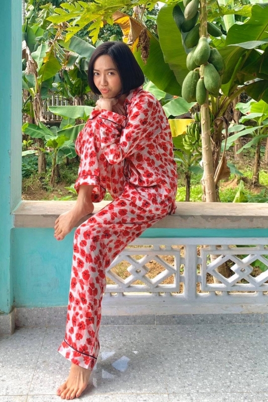 Thời trang ở nhà của sao Việt: Ngọc Trinh xuề xòa khó tin, H'Hen Niê trông như bà thím 4