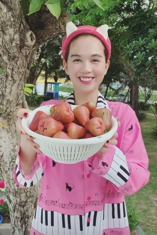 Thời trang ở nhà của sao Việt: Ngọc Trinh xuề xòa khó tin, H'Hen Niê trông như bà thím 0