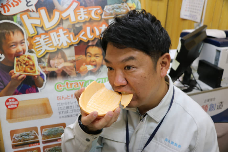   Anh Sakakibara là người có ý tưởng tạo ra những thứ vừa đựng được thức ăn vừa có thể ăn được  