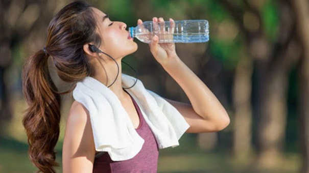   Không chi uống nước khi tập thể dục, bạn cần bổ sung nước trước và sau khi tập  