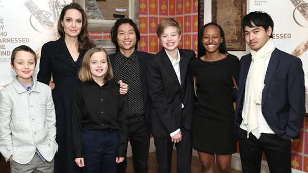   Angelina Jolie tiết lộ các con mỗi dứa học một thứ tiếng khác nhau  